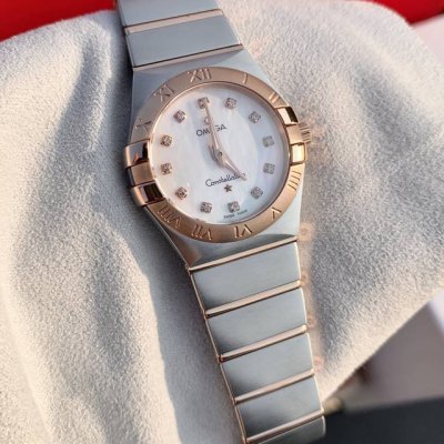 欧米伽Omega 星座系列 真钻石英女表，表盘直径27Mm 。机芯采用原装机芯同产地瑞士原装石英机芯 镜面采用德国进口蓝宝石高强度防刮花玻璃 。镶嵌12颗Vs配