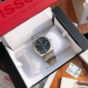 暮光银、夜幕黑 秉持创新源于传统的品牌理念，天梭表推出一款配备了“一体式精钢表链” 融表链，表耳，表壳于一体 的腕表，并为其配了酒桶型表壳。方寸之间却有匠心独运