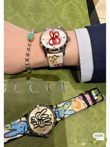古驰Gucci兔兔来了 Gucci G- Timeless 系列W碗表，为了庆祝兔年，品牌推出色彩靓丽的全新设计腕表，表盘直径为38 Mm，精钢表壳，玻璃上饰有