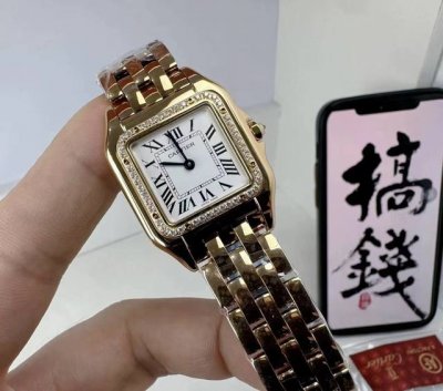 Cartier卡地亚 猎豹系列 PanthèRe De Cartier猎豹 表壳一体成型，搭配原装瑞士石英机芯，316L精钢壳套，全银钻圈 把头镶嵌一颗合成蓝色