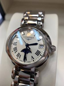 全套包装 独家正品支持验货。浪琴心月系列l8.115.4.71.6月相腕表，优雅而至。璀璨星系中的一颗新星，精致简洁的表盘，令腕表更加柔和，典雅别致的外观，与正