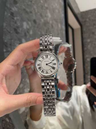 银白 玫瑰金 钢带皮带同价 卡地亚 Cartier 全新Ronde Must系列腕表，承袭经典圆形造型，以更流畅的表壳，与更精致的表盘设计焕美新姿瞩目回归。经典 - 点击图像关闭