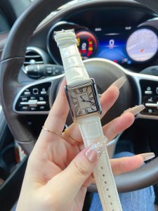 100 Cartier 卡地亚 坦克系列方型石英女表手表，F-16 18年最新力作！强烈推荐。小方卡表壳采用上下横度手工打磨，左右立体感似平似圆包括水波纹皮带纹