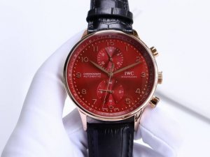 万国-Iwc 萄计系列 匠心制作 强烈推荐 隆重登场。简约商务的设计之下，蕴含一丝浓郁的复古情怀 机芯 搭载全自动进口机械， 走时精准，动力储备强劲 表壳 采用