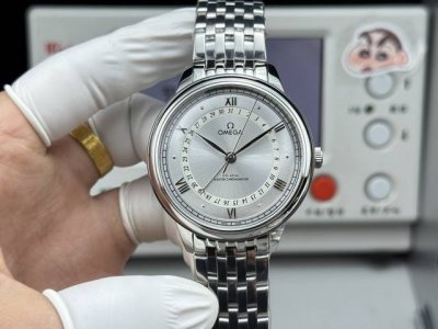 白 -金 欧米茄.碟飞系列434.23.42. 2 1、高雅的设计风格，深受表友们喜爱。42毫米的表径，大小适中，表壳采用精钢材质，经过精细的打磨和抛光处理，光