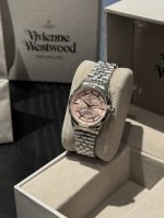 西太后Vivienne Westwood Vv331｜经典粉色，优雅绽放 标志性土星环扣住星辰，珍珠母贝表盘流淌银河 Vv331 不是时计，是你腕间的英伦宣言。