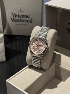 西太后Vivienne Westwood Vv331｜经典粉色，优雅绽放 标志性土星环扣住星辰，珍珠母贝表盘流淌银河 Vv331 不是时计，是你腕间的英伦宣言。