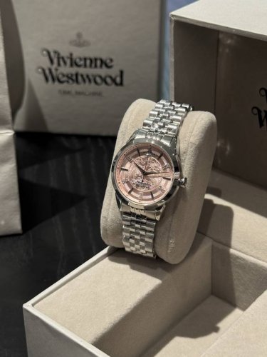 西太后Vivienne Westwood Vv331｜经典粉色，优雅绽放 标志性土星环扣住星辰，珍珠母贝表盘流淌银河 Vv331 不是时计，是你腕间的英伦宣言。