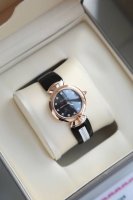 黑色表盘与经典别致的扇形图案相融合，展现现代女性多面的风采。Divas' Dream腕表从女性的优雅气质和永恒之城的迷人气息中汲取灵感，以独树一帜的罗马精神向最