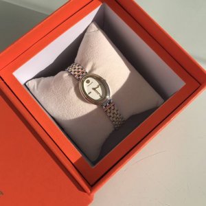 渠道资源， 纯原！Toryburch石英表钢带腕表，货号：1779388611。现货秒发； 与经典链节表链相得益彰，尽显柔美雅致。设计精美，宛如首饰，既可点缀日