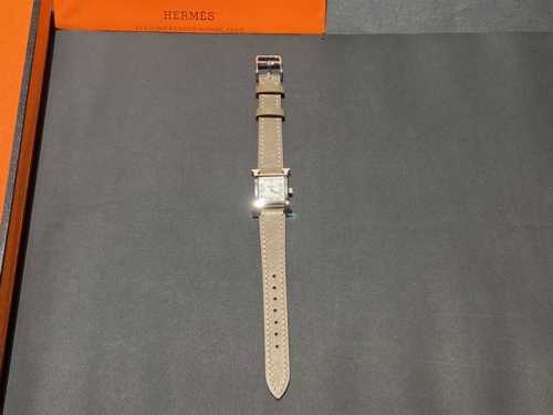 金 钻50 最新上市heure H腕表 H皮带logo标志表壳尺寸 中号 小号 不锈钢表壳 羽毛 镶钻 中号26X26毫米 小号21X21毫米 镶嵌112颗钻石
