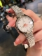 白 金 钻30 钢带20 欧米茄-Omega 简约大气女款 般进口石英机芯 蓝宝石玻璃镜面 316L精钢表壳 直径28Mm厚8Mm 该款腕表备受女性喜爱，在不同
