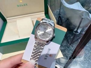 配图片全套包装35 劳力士 日志系列经典女款31mm，实芯5珠钢带-原装压扣日本石英机芯 小红书火爆银盘表盘采用A级珍珠贝壳材质彰璀璨夺目、设计显出独特高贵优雅