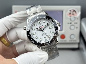 白 -金 Or-Factoy将开启复刻传奇的篇章。 这一前沿风尚的欧米茄海马300米系列腕表，采用进口316L精钢打造而成，表圈采用韩国高密度陶瓷，饰以白色珐琅