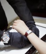 浪琴小红表真的很好看哦！ 最火爆的浪琴黛绰维纳小红表，石英机芯，中号表盘23.3Mm X 37Mm ，防水30米，抗磨损蓝宝石水晶镜面，鳄鱼纹真皮表带！很衬肤色