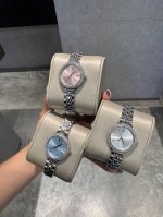 同价 Swarovski 施华洛世奇 夏日气质配饰，这款手表结合了简约的设计和亮眼的钻圈搭配，令整个时尚的搭配加分，活力四射，新版的天鹅Logo更是吸睛，增添一