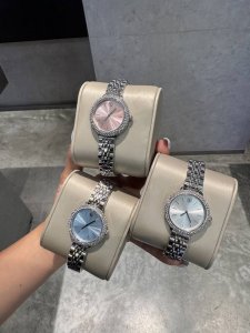 同价 Swarovski 施华洛世奇 夏日气质配饰，这款手表结合了简约的设计和亮眼的钻圈搭配，令整个时尚的搭配加分，活力四射，新版的天鹅Logo更是吸睛，增添一