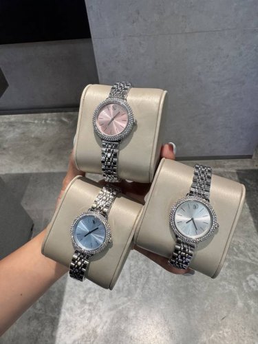 同价 Swarovski 施华洛世奇 夏日气质配饰，这款手表结合了简约的设计和亮眼的钻圈搭配，令整个时尚的搭配加分，活力四射，新版的天鹅Logo更是吸睛，增添一