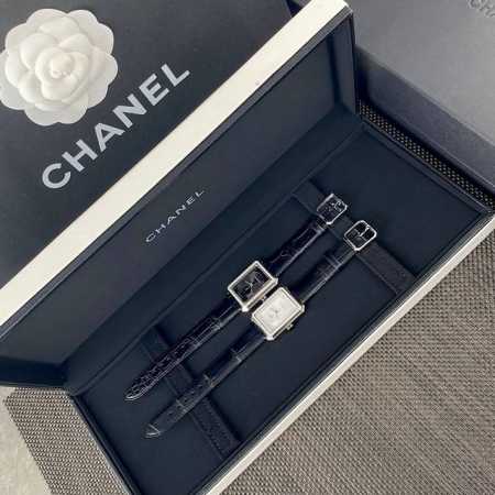香奈儿Chanel小方糖女士石英腕表表壳和表扣采用Cnc雕刻技术，表盘像素元素和电子艺术的视觉冲击！表盘镶嵌钻石！腕表尺寸3426Mm.搭载进口原装石英机芯，方 - 点击图像关闭