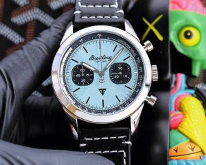 百年灵 Breitling 复仇者系列 日本多功能石英 43*13Mm 拱桥强化玻璃 军用表带 原装扣 复仇者黑鸟侦察机 承载着改变历史的使命