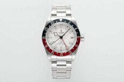 Zf彰显凌云之志！新款帝舵 碧湾格林尼治型 DDD 表壳 直径41毫米，磨砂316L不锈钢表壳，双向旋转外圈，配酒红色及深蓝色阳极氧化铝字圈以显示多时区功能。抢