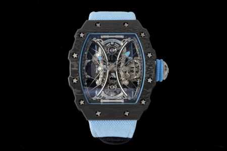 Richard Mille 里查德米尔Rm53-01 将腕表设计与运动赛事相互结合。以马术运动为背景，采用多种高科技材料打造，如同“护具”来抵御运动时带来的强烈 - 点击图像关闭