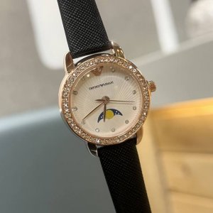 阿玛尼女表璀璨奢美深邃雅致气质内敛 精致表冠蝴蝶扣 钻刻度点缀表盘 别致便携式小牛皮高硬矿物质水晶玻璃镜面 进口石英女表30Mm新款比满天星有特点～不会烂大街的