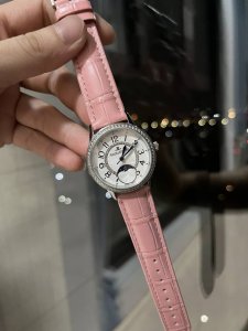 老夫的少女心呀 金+30积家约会女表，女人的三大梦想之一 积家约会系列高品质女表，日月星辰显示，进口石英机芯，原装折叠扣 精钢表带，尺寸宽33Mm，厚10Mm。