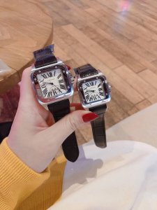 cartier山度士情侣经典款、好质量进口石英机芯纯皮表带、接单中...大量现货秒发