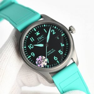 G5 工厂p全新推出 Iwc 万国 Iw328210 马克二十系列 别名：Iwc-梅赛德斯- Amg马石油F1车队特别款 资料如下： 尺寸：40* 10.68