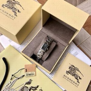 英国百年传承经典奢侈品牌，Burberry 巴宝莉石英女表，Bu4210，巴宝莉永恒经典的格纹表带，既典雅又不失美感，腕间这一抹英伦格调永远是你的气质徽章原装瑞