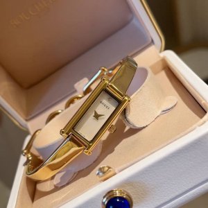 Gucci 古驰女士手镯表1500L系列，多色可选，原单瑞士石英机芯 G家的1500L手镯方表是中古系列，表盘装饰双G图案，表径12*30Mm，手镯造型，防刮玻
