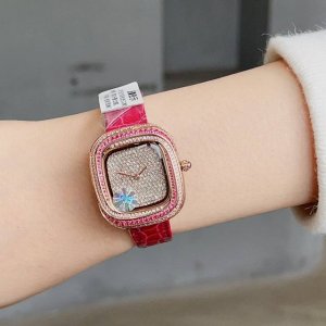 白壳 金壳 品牌：卡地亚 系列：Coussindecartier 机芯：石英 表径：30.44*33.78 表壳厚度：7.08毫米 满钻：方形：蓝宝石镜面： 表
