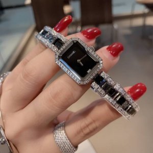 香奈儿 PremièRe Mini系列在设计上重新调整比例，令线条更为紧凑，小巧别致。高科技精密陶瓷表链与略呈方形的表壳相映成趣，以纯粹简约的方式彰显优雅之美