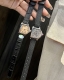 白壳 玫金390 卡地亚座钟系列。卡地亚Cloche 腕表的历史可以追溯至 年，是 Cartier 产量最少的系列作品之一。腕表得名于奇特的表壳形状 水平放置时