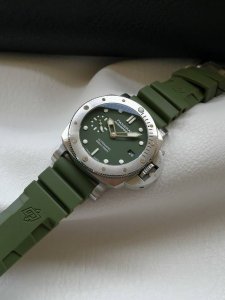 vs臻品：沛纳海Submersible 潜行系列pam01055腕表 橡胶-磨砂精钢-深军绿色表盘，时标和针尖以白色夜光涂层涂覆， 定制全自动，42毫米 ，致敬