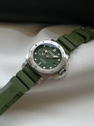 vs臻品：沛纳海Submersible 潜行系列pam01055腕表 橡胶-磨砂精钢-深军绿色表盘，时标和针尖以白色夜光涂层涂覆， 定制全自动，42毫米 ，致敬