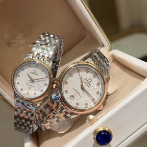 台湾厂 搭配红色包装礼品袋欧米茄蝶飞石英系列腕表 腕表女装尺寸27.4Mm 男装33Mm 进口瑞士石英机芯 316精钢表壳 防刮花玻璃 认证细节：原装表扣 别具