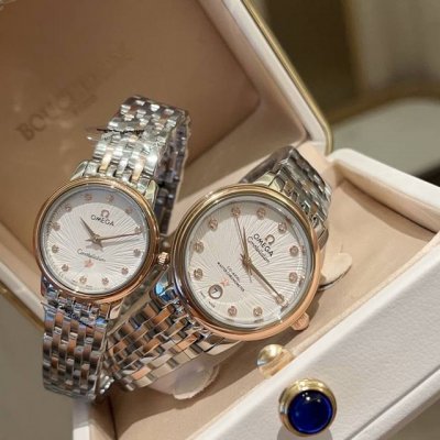台湾厂 搭配红色包装礼品袋欧米茄蝶飞石英系列腕表 腕表女装尺寸27.4Mm 男装33Mm 进口瑞士石英机芯 316精钢表壳 防刮花玻璃 认证细节：原装表扣 别具