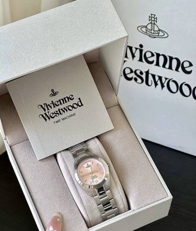 西太后碎冰粉是懂七夕的 约会氛围感拿捏！是靠粉色表盘戳中我的少女心啦~ 说真的西太后这块表把甜而不腻拿捏啦 很有气质但也不缺少女感 和我的各种手链叠戴都蛮好看的