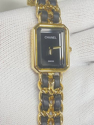 Chanel 香奈儿“黑方糖” Premiere系列 其灵感来源于N5香水的瓶盖与巴黎芳登广场的广角形轮廓直径20X26Mm！精钢与黑色皮革交织而成的链带显示出