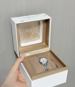 嗨喽大家好呀我是茶茶 我在第一眼看见这块小美人，就被它深深吸引了 拿到实物发现更美 白色表盘搭配蓝色指针简约高级 钢制表带夏天戴也不会闷热哦 我戴着简简单单的但