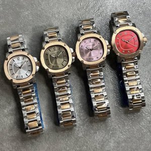 巴宝莉Burberry全新 The Britain英伦风尚系列女表，D独特的圆边八角形和与众不同的螺栓设计，完美演绎了Burberry 腕表臻品魅力， 螺旋式底
