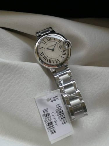 卡地亚蓝气球系列腕表 扭索雕纹表盘，剑形蓝钢指针，石英，33毫米 ，致敬逆行者，天佑全球！此图拍摄为顶级实拍！