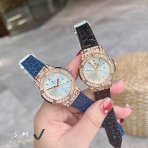 玫壳 Hublot 恒宝 经典融合系列 女款高端腕表!最新推出宇舶女款33Mm腕表,在高端复刻品质一如继往, 整体结构与原装结构保持一致超前销量持续领先三针带历 玫壳 Hublot 恒宝 经典融合系列 女款高端腕表!最新推出宇舶女款33Mm腕表,在高端复刻品质一如继往, 整体结构与原装结构保持一致超前销量持续领先三针带历