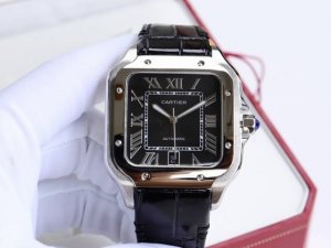 批价： 金+20卡地亚-Cartier 山度士系列 壳套采用316L精钢 表带：皮带 胶带可选 进口“锥形”高硬度水晶镜耐 全自动机械机芯 精益求精 欢迎品鉴