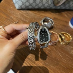 品牌：Bvlgari宝格丽 年新作棱形艺术 Serpentin Spig系列腕表 表盘：23*34Mm 机芯：瑞士石英 做工：32块与众不同尺寸的蛇身组成体，每