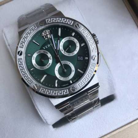 原盒:50 Greca Logo Chrono系列 Greca标志系列以其立体的表壳和长方形的手镯链环脱颖而出表圈上带有金属螺钉及希腊回纹自带男子气概，彰显当代 - 点击图像关闭