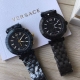 范思哲 Original V Ersace ,男款石英表，Vah系列，小表盘内有24小时显示。原装瑞士机芯，独特三针半，蓝宝石防眩玻璃。～42Mm表径，全新全套