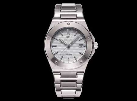 Gh 2023年度压轴巨作，全新 Iwc 万国 工程师自动腕表40重磅亮相。Iw9 表壳与表链经多层次拉丝工艺，抛光和缎面处理，表圈通过五颗多边形螺丝固定于表壳 - 点击图像关闭